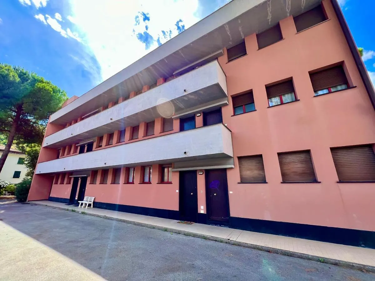 Apartment I Pini 东塞斯特里